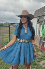 Lucky & Blessed Denimblaues Westernkleid mit Puffärmeln, Rüschen und kontrastierender Paspelierung
